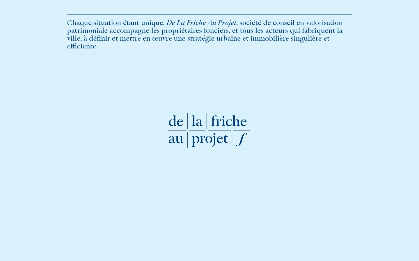 The desktop homepage features a light blue background with a minimalist design. A large blue logo for 'De la friche au projet' is centered, followed by a text section explaining the company's urban and real estate consulting services. A horizontal navigation menu is located at the top with links like Méthode, À propos, and Contact.