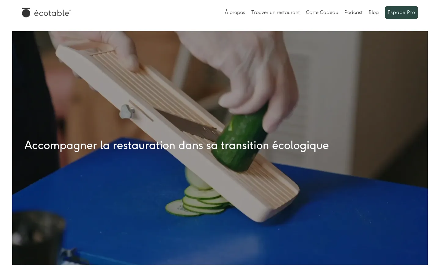 The desktop page features a navigation bar with the Écotable logo and links like 'Trouver un restaurant' and an 'Espace Pro' button. A large hero image shows hands slicing a cucumber on a wooden mandoline, overlaid with the headline 'Accompagner la restauration dans sa transition écologique'. Below, a grid layout titled 'Nos champs d'action' displays circular icons for various services like 'Une plateforme' and 'Des conseils'.