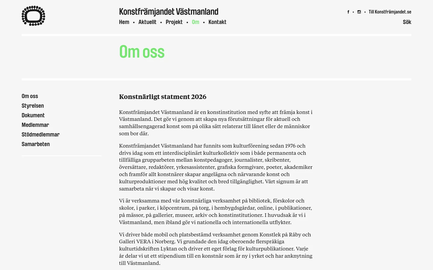 The desktop version features a clean, minimalist layout with a white background and light green accents. A logo is on the top left, navigation links are centered, and a vertical sidebar menu is on the left side of the main content area. The main heading 'Om oss' is in large light green text above a text-heavy section titled 'Konstnärligt statement 2026'.