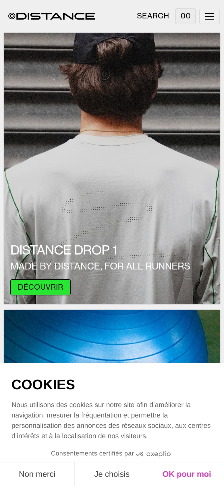The mobile version presents a vertically stacked layout with a simplified header containing the logo, search, basket, and a hamburger menu icon. The hero image dominates the top of the screen with the 'DISTANCE DROP 1' headline and a green 'DÉCOUVRIR' call-to-action button overlaid on the image. A cookie consent banner appears at the bottom of the viewport.