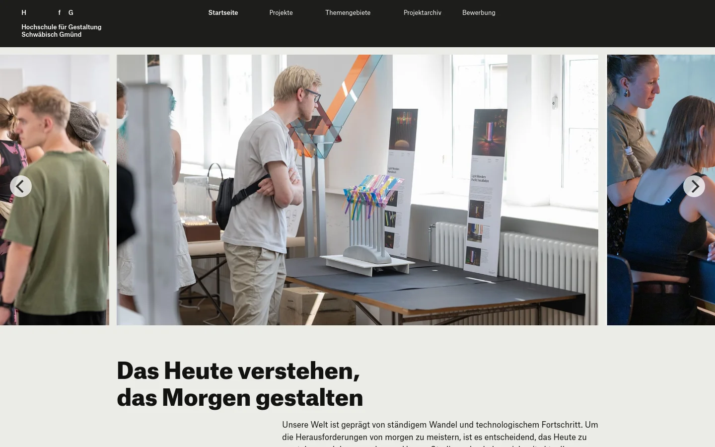 The desktop homepage features a dark navigation bar at the top with links for Startseite, Projekte, Themengebiete, Projektarchiv, and Bewerbung. Below, a large hero image carousel shows students interacting with design exhibits in a bright gallery setting. A large headline reads 'Das Heute verstehen, das Morgen gestalten' against a light grey background, followed by a descriptive paragraph and a section titled 'Nachhaltigkeit und Umwelt' with a grid of images.