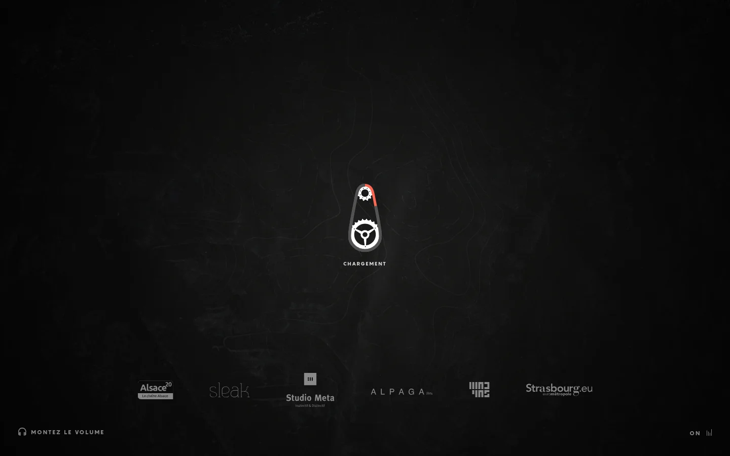 The desktop homepage features a dark, textured background with subtle topographic contour lines. In the center, a white minimalist icon of a bicycle chain and gears sits above the word 'CHARGEMENT', while a row of partner logos is displayed at the bottom. A 'Montez le volume' button is in the bottom left and an 'On' toggle is in the bottom right.