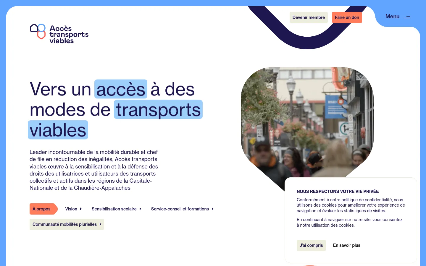 The desktop homepage features a clean white background with a large headline reading 'Vers un accès à des modes de transports viables' and a large, rounded image of a city street scene. A navigation menu, 'Devenir membre' and 'Faire un don' buttons are at the top right, while several text-based navigation buttons are located at the bottom left. The layout uses a minimalist design with blue and light blue accent highlights behind key words.