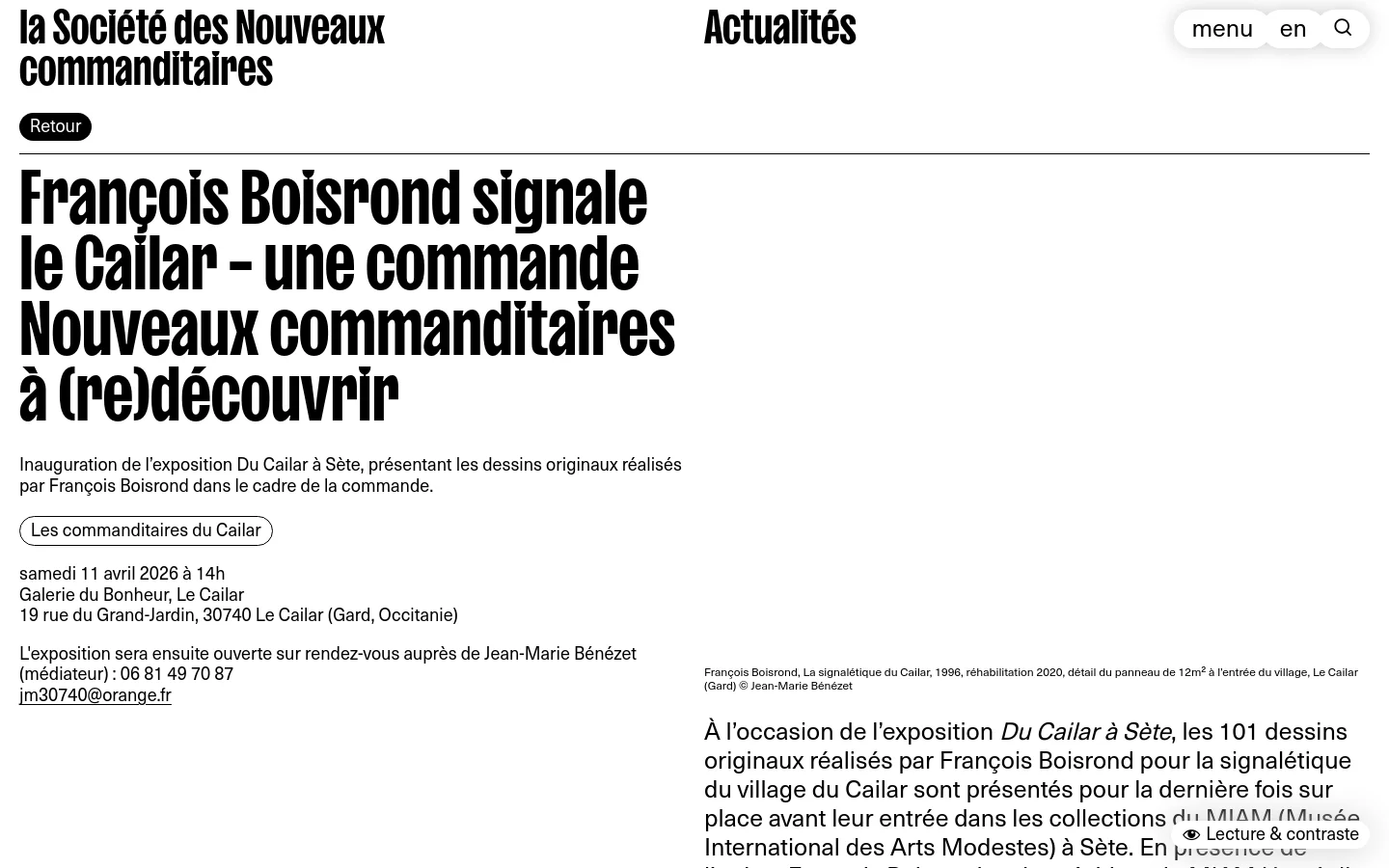 A news article page for La Société des Nouveaux commanditaires featuring a large black headline and event details about François Boisrond's exhibition. The layout includes a white background, a navigation bar with a menu and language selector, and a large landscape image of colorful village signage below the text. A 'Retour' button is positioned at the top left.