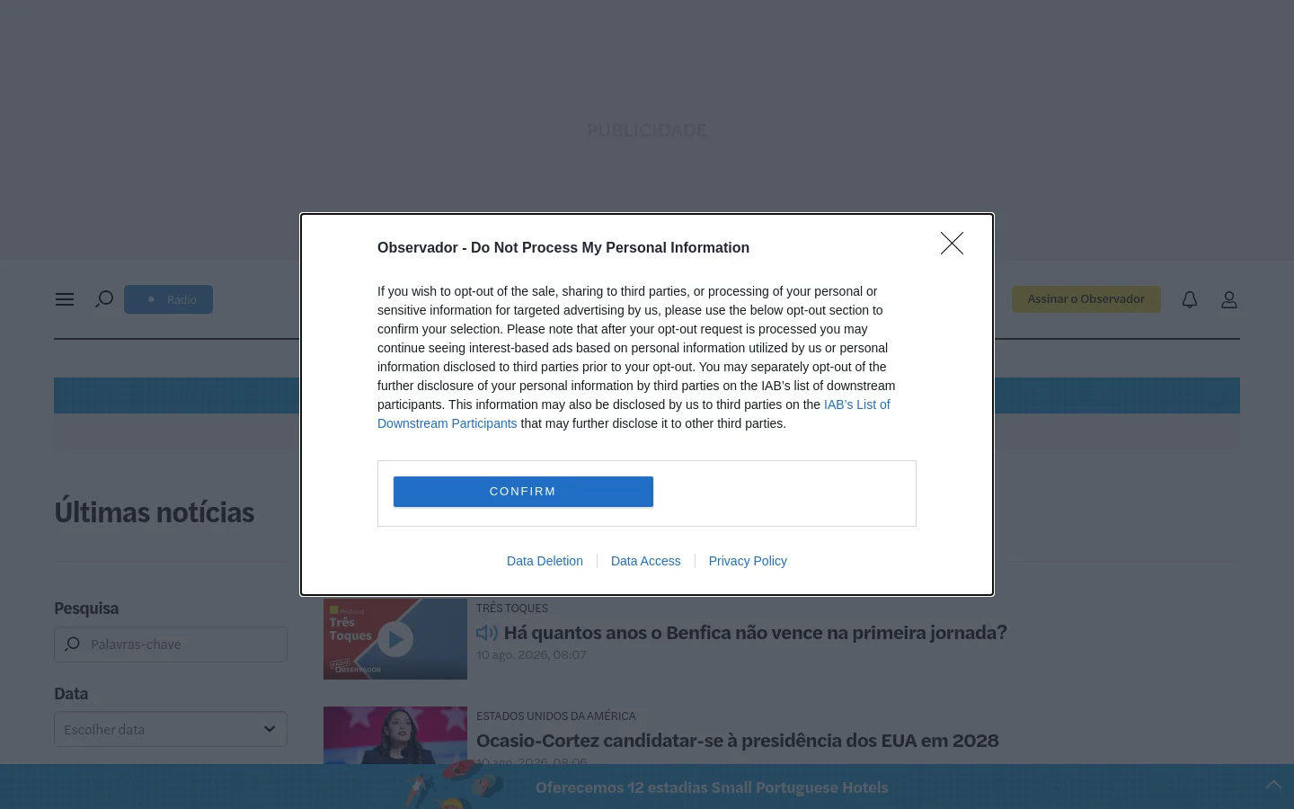 The desktop version of the 'Últimas notícias' page features a clean white background with a news feed layout. Large headline stories include a podcast feature about Benfica and a political news item about Alexandria Ocasio-Cortez, accompanied by wide hero images. A privacy consent modal is centered over the content, obscuring the main feed.