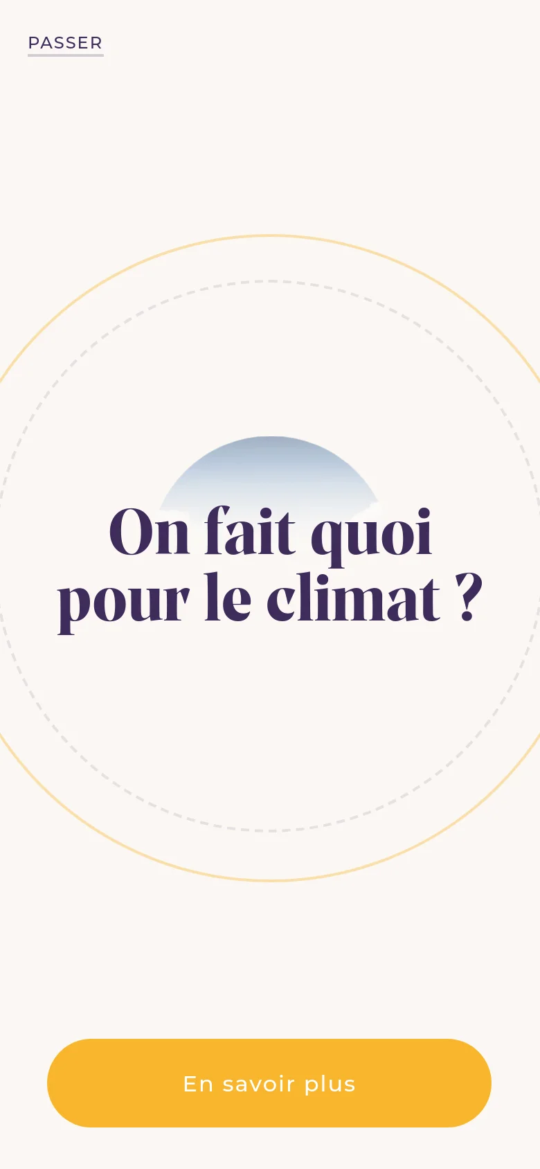 The mobile version maintains the minimalist cream and gold aesthetic but reconfigures the layout for a vertical screen. The headline is centered, and the small yellow arrow button is replaced by a large, prominent yellow call-to-action button at the bottom that reads 'En savoir plus'.