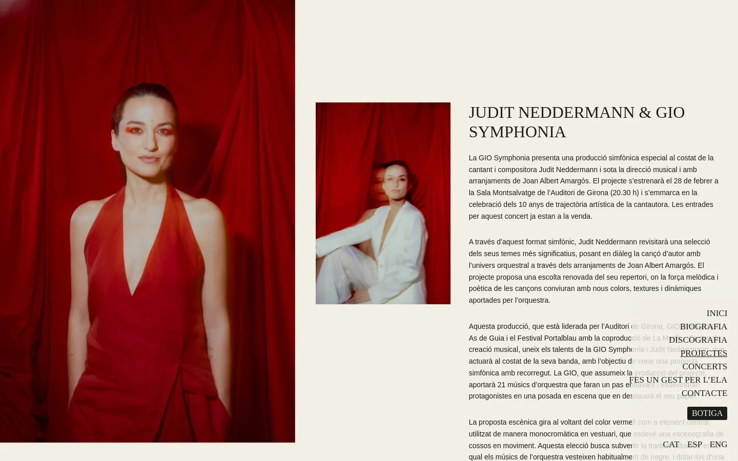 A desktop webpage featuring a large portrait of Judit Neddermann in a white suit against a vibrant red fabric backdrop. To the right, a large headline reads 'JUDIT NEDDERMANN & GIO SYMPHONIA' followed by several paragraphs of Catalan text and a vertical navigation menu on the far right.