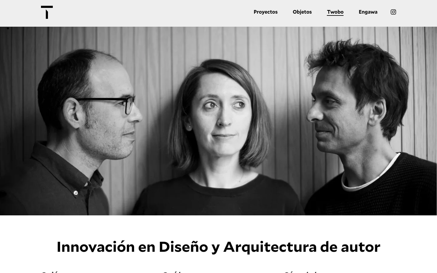 The desktop website features a minimalist white header with a black logo and navigation links for Proyectos, Objetos, Twobo, and Engawa. Below the header is a large, black-and-white hero image of three professionals looking at each other against a wood-paneled wall. The main headline 'Innovación en Diseño y Arquitectura de autor' is centered below the image in a bold, black sans-serif font.