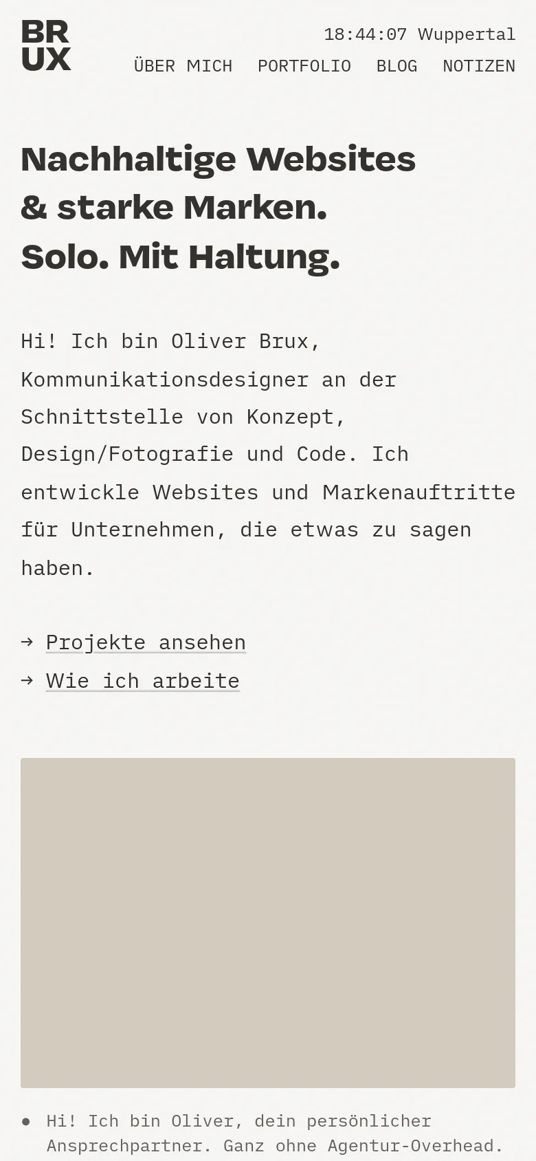 Mobile version of the homepage with a centered layout and a simplified top navigation bar containing 'ÜBER MICH', 'PORTFOLIO', 'BLOG', and 'NOTIZEN'. The bold headline and introductory text are stacked vertically above a large image placeholder. The design maintains a clean, minimalist aesthetic with high-contrast black text on a light background.