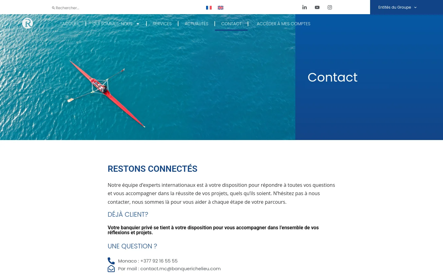 The desktop Contact page features a hero section with a large aerial photograph of a red rowing scull on turquoise water next to a dark blue panel with the headline 'Contact'. Below, a white content area displays the heading 'RESTONS CONNECTÉS' followed by text sections for existing clients and contact information, including a phone number and email address. The navigation bar is white with blue text and includes links for Accueil, Qui sommes-nous, Services, Actualités, Contact, and Accéder à mes comptes.