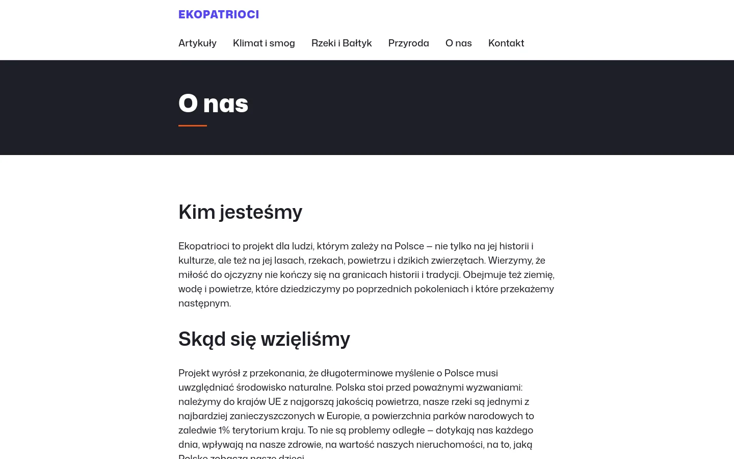 The desktop version of the 'O nas' page features a clean, minimalist layout with a white background and dark text. A large dark hero section at the top contains the white headline 'O nas' underlined with an orange bar, positioned below a white navigation menu with the blue 'EKOPATRIOCI' logo. The main content area follows with several black text headings like 'Kim jesteśmy' and 'Skąd się wzięliśmy' followed by descriptive paragraphs.