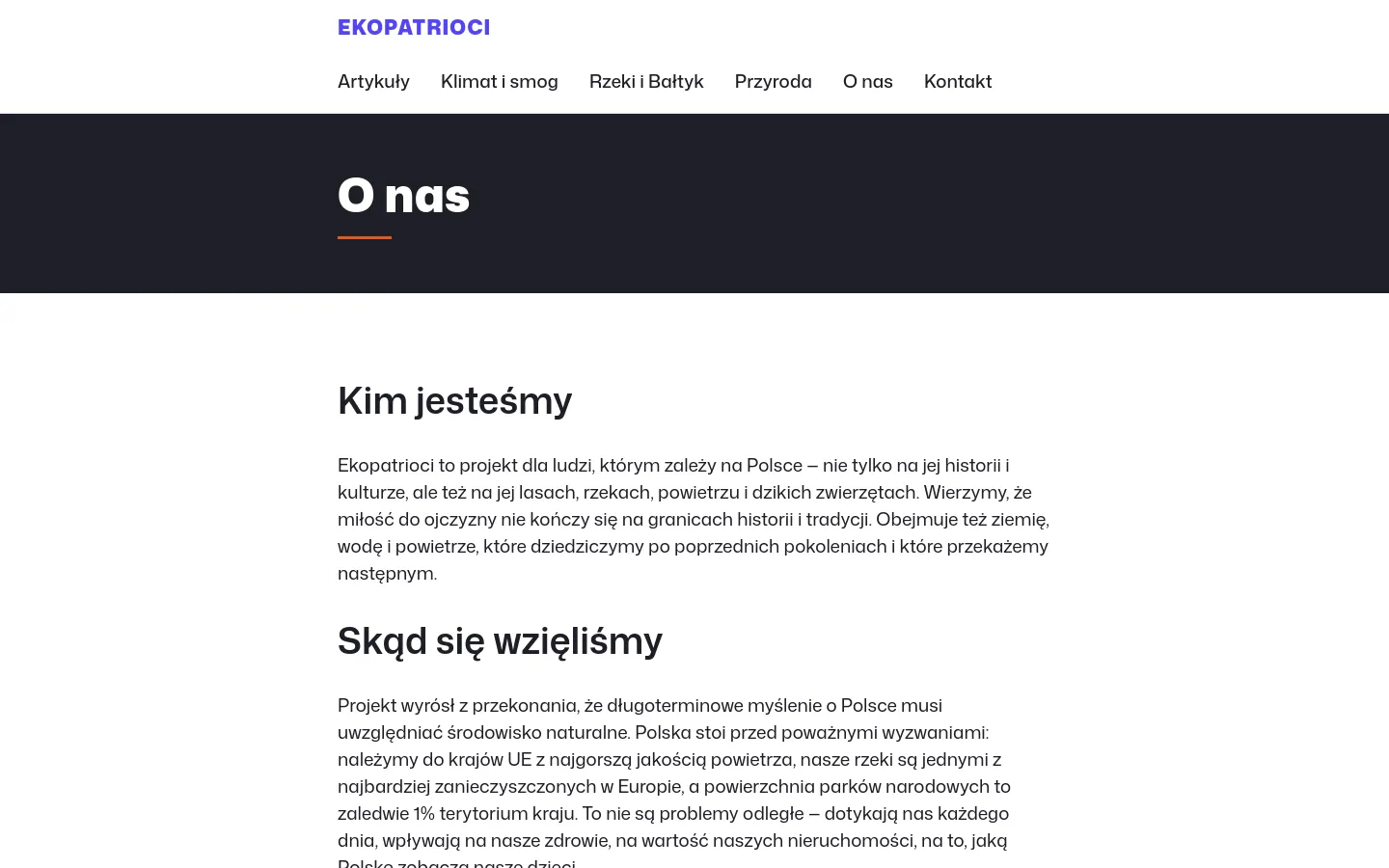 The desktop version of the 'O nas' page features a clean, minimalist layout with a white background and dark text. A large dark hero section at the top contains the white headline 'O nas' underlined with an orange bar, positioned below a white navigation menu with the blue 'EKOPATRIOCI' logo. The main content area follows with several black text headings like 'Kim jesteśmy' and 'Skąd się wzięliśmy' followed by descriptive paragraphs.