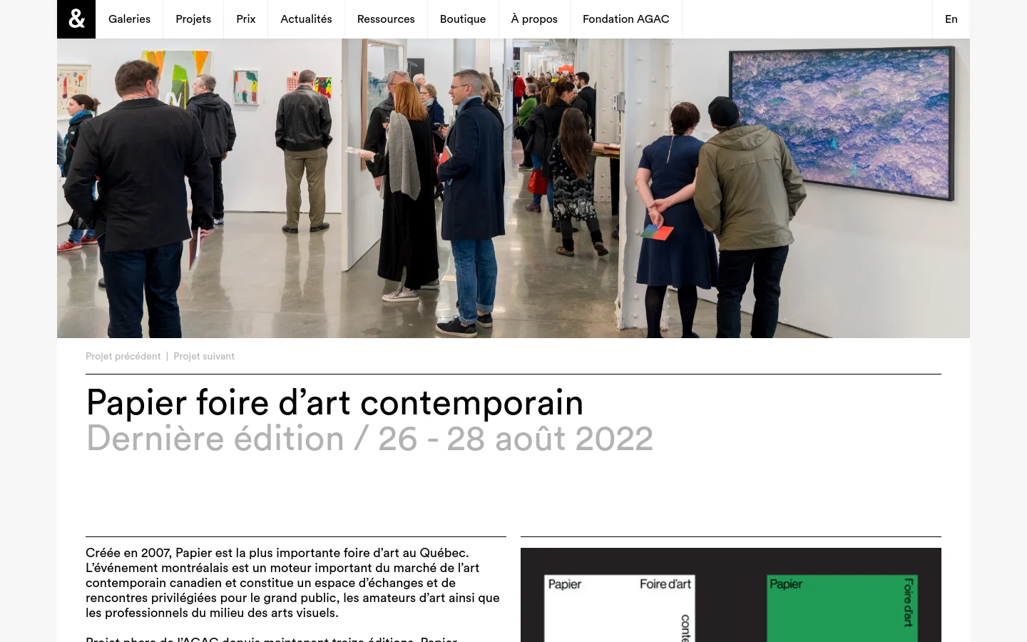 The desktop homepage features a large hero image of people walking through a bright, white-walled contemporary art gallery. Below the image, a large headline reads 'Papier foire d’art contemporain' followed by 'Dernière édition / 26 - 28 août 2022' in a lighter grey font. The layout is clean with ample white space and black text on a white background.