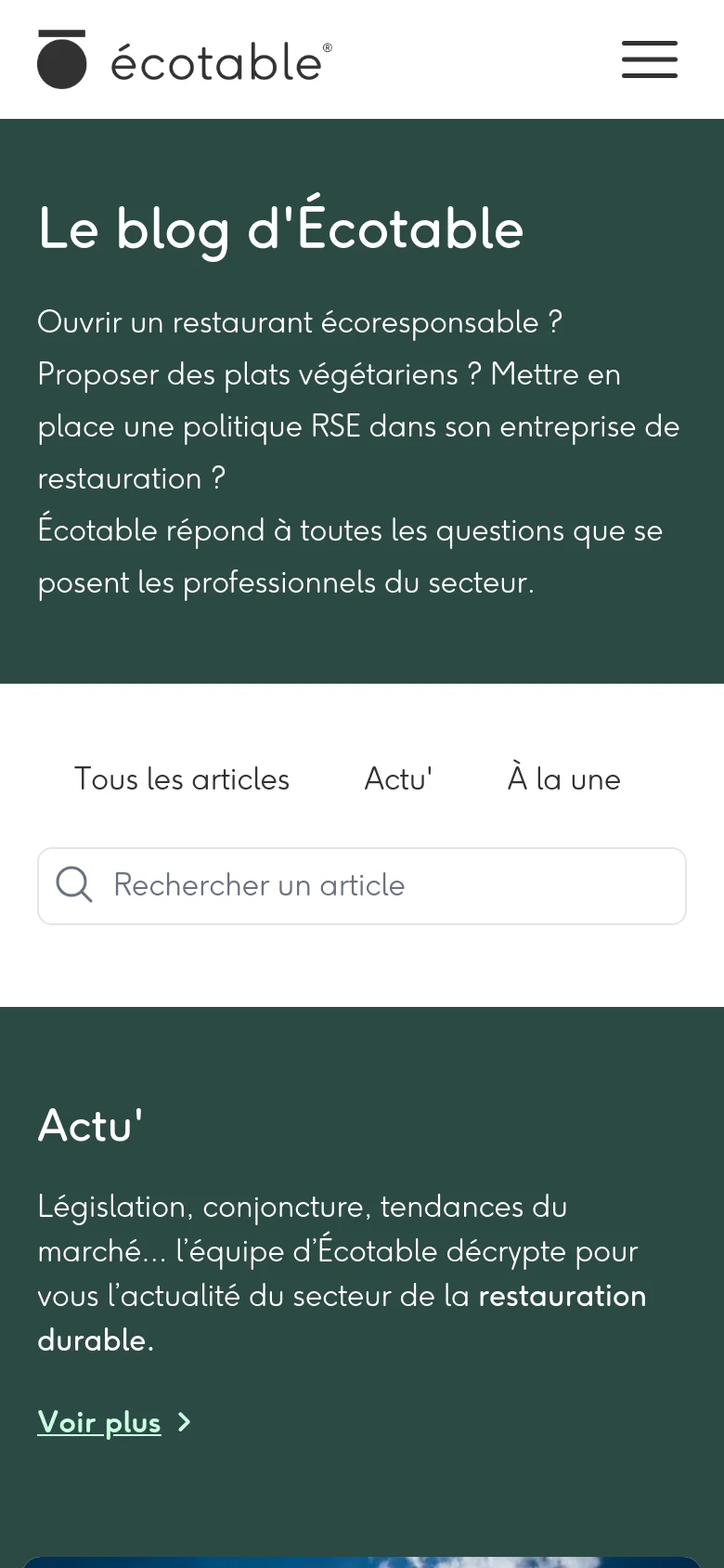 The mobile version presents a simplified layout with a hamburger menu icon and the 'Le blog d'Écotable' header. The category navigation is condensed into a single row of text links, and the search bar spans the width of the screen. The article grid transitions to a single-column vertical stack for easier scrolling.