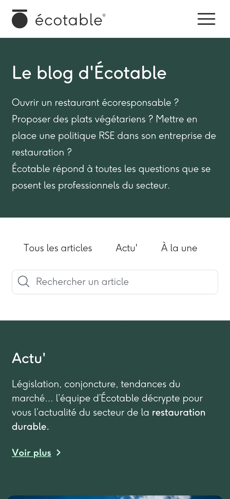 The mobile version presents a simplified layout with a hamburger menu icon and the 'Le blog d'Écotable' header. The category navigation is condensed into a single row of text links, and the search bar spans the width of the screen. The article grid transitions to a single-column vertical stack for easier scrolling.