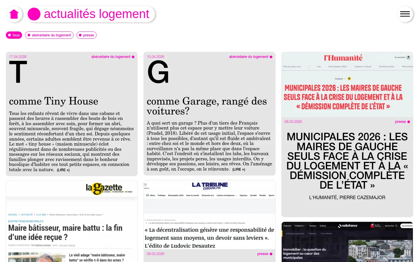 The desktop version of the IDHEAL blog features a clean white layout with a pink and purple color scheme. A navigation menu includes categories like 'tous', 'abécédaire du logement', and 'presse', followed by an alphabetical filter from A to Z. Below, a grid of blog posts displays large bold letters as headings, such as 'T comme Tiny House', accompanied by dates, category tags, and short text excerpts.