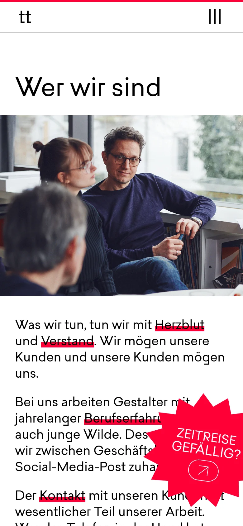 The mobile version uses a simplified header with the 'tt' logo and a hamburger menu icon. The hero image is followed by a large 'Wer wir sind' headline and the agency's introductory text. A red starburst graphic with 'ZEITREISE GEFÄLLIG?' and an arrow icon is positioned prominently on the right side of the screen.