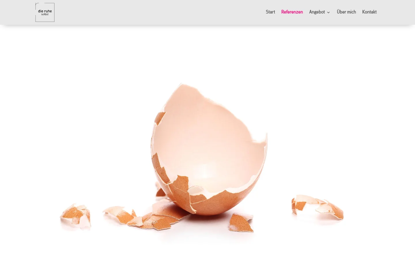The desktop page features a clean, minimalist design with a white background and a light gray navigation bar. A large hero image shows a broken eggshell against a white background, followed by the headline 'Mach Schluss mit rumeiern: Starte als Marke.' and several paragraphs of text in a dark sans-serif font.
