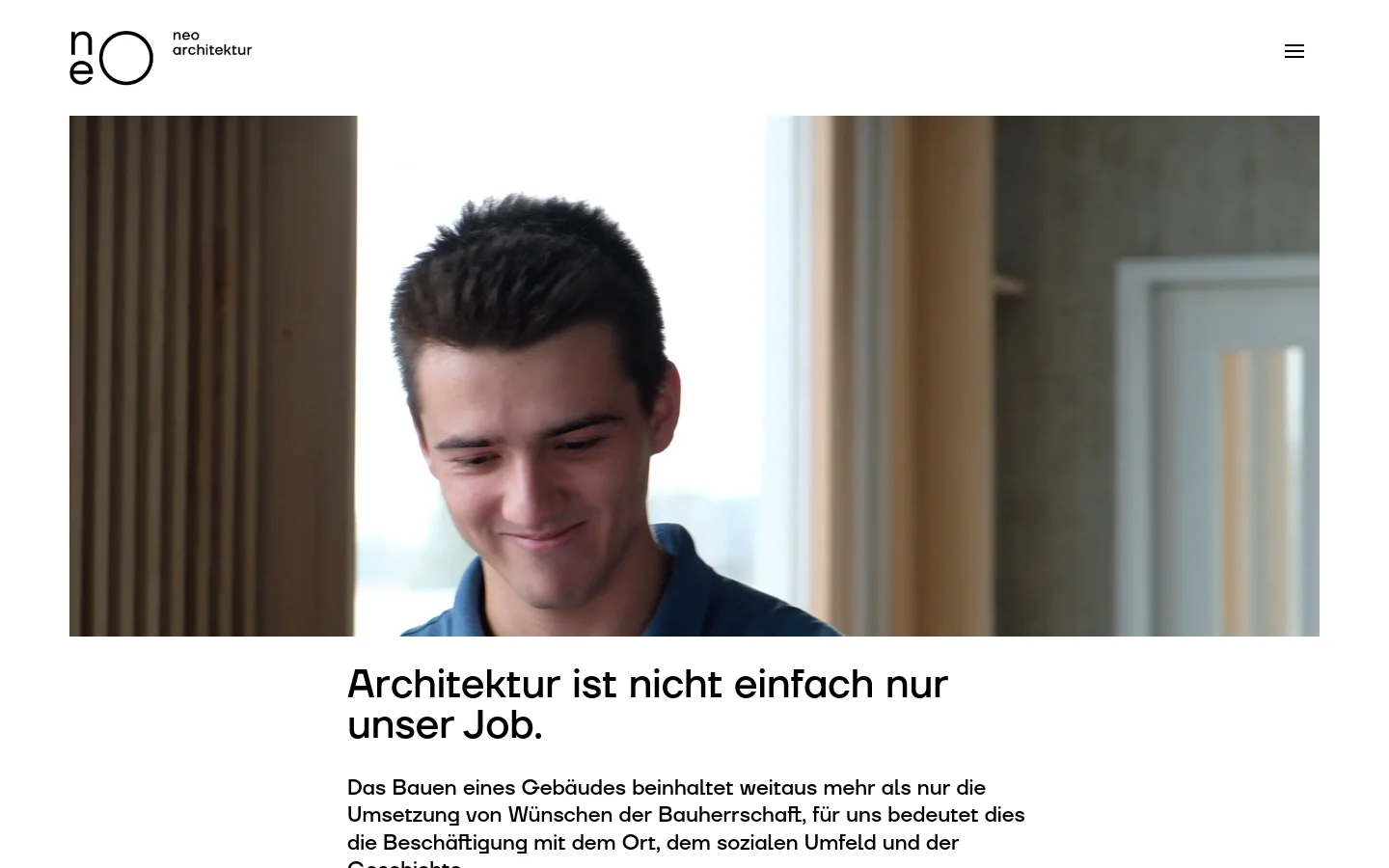 The desktop homepage features a minimalist white layout with a black logo in the top left and a hamburger menu on the right. A large hero image shows a smiling young man in a blue shirt framed by architectural elements, positioned above the headline 'Architektur ist nicht einfach nur unser Job.'