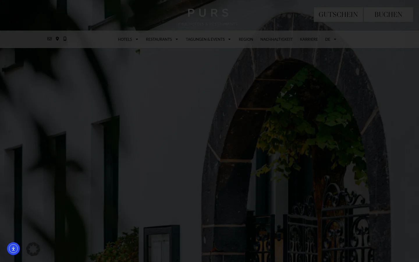 The desktop homepage features a large hero image of a stone archway with greenery, overlaid with the PURS logo and buttons for 'GUTSCHEIN' and 'BUCHEN'. A navigation menu includes links for Hotels, Restaurants, and Events. Below the hero section, a white content area displays three distinct sections for Purs, Am Ochsentor, and Hammesmühle, each with a descriptive image, headline, and 'mehr erfahren' call-to-action link.