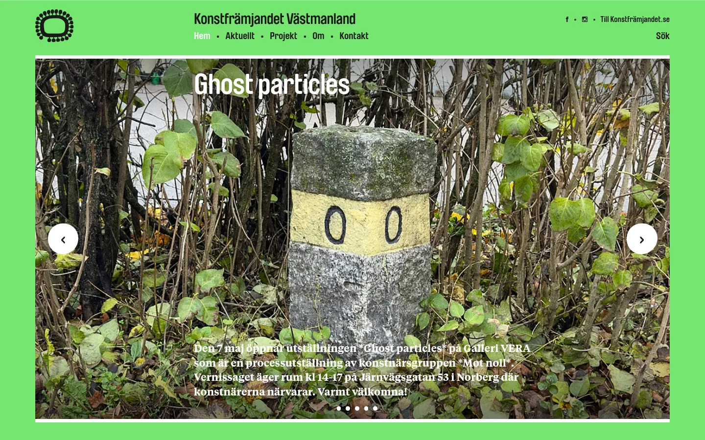 The desktop homepage features a light green header with the Konstfrämjandet Västmanland logo and navigation links. A large hero carousel displays a full-width image of a stone monument with '0 0' painted on it, overlaid with the headline 'Ghost particles' and descriptive text. Below the hero, content is organized into a grid of project cards with images, headlines, and 'Visa' call-to-action links.