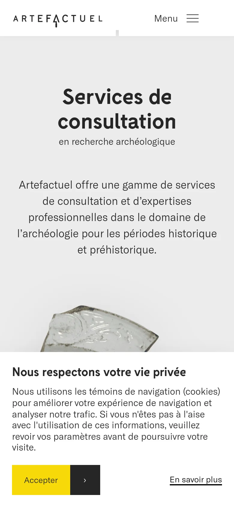The mobile version uses a simplified vertical layout with a large, centered headline and subheadline. The top navigation is replaced by a 'Menu' hamburger icon next to the Artefactuel logo. A prominent cookie consent banner appears at the bottom with a bright yellow 'Accepter' button and a link to learn more.