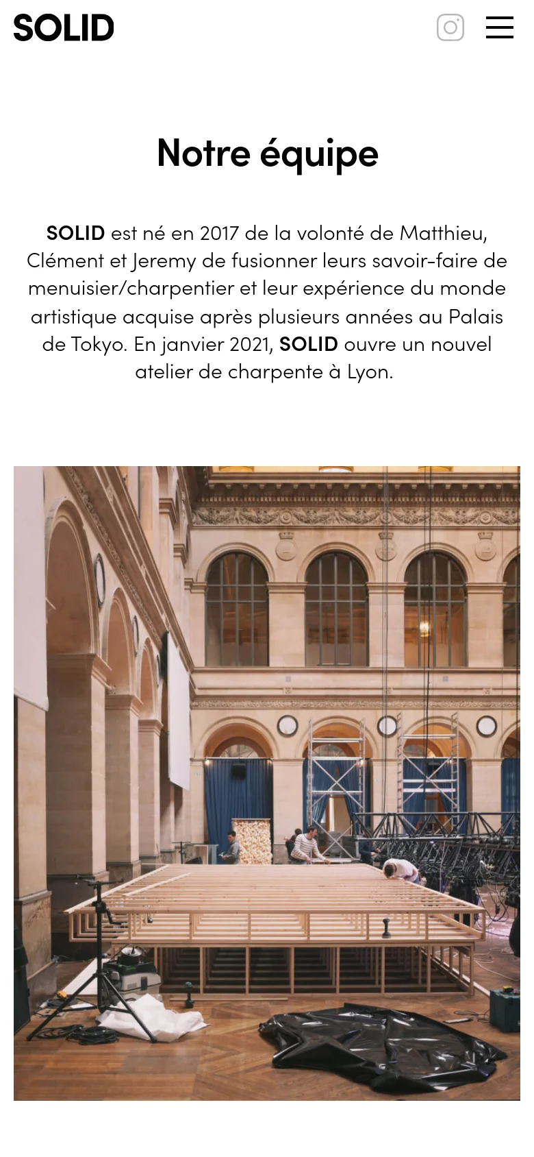 The mobile version presents a vertically stacked layout with a simplified header containing the logo, an Instagram icon, and a hamburger menu. The headline and introductory text appear first, followed by the large image of the workshop installation in the classical hall.