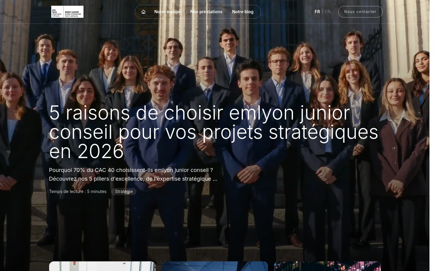 The blog page features a large hero image of a group of professional students in suits standing in front of a building. Overlaid text highlights a featured article titled '5 raisons de choisir emlyon junior conseil pour vos projets stratégiques en 2026' with a brief description and a 'Stratégie' tag. Below the hero section, a grid of smaller article cards displays various blog posts with thumbnail images, titles, and reading times.