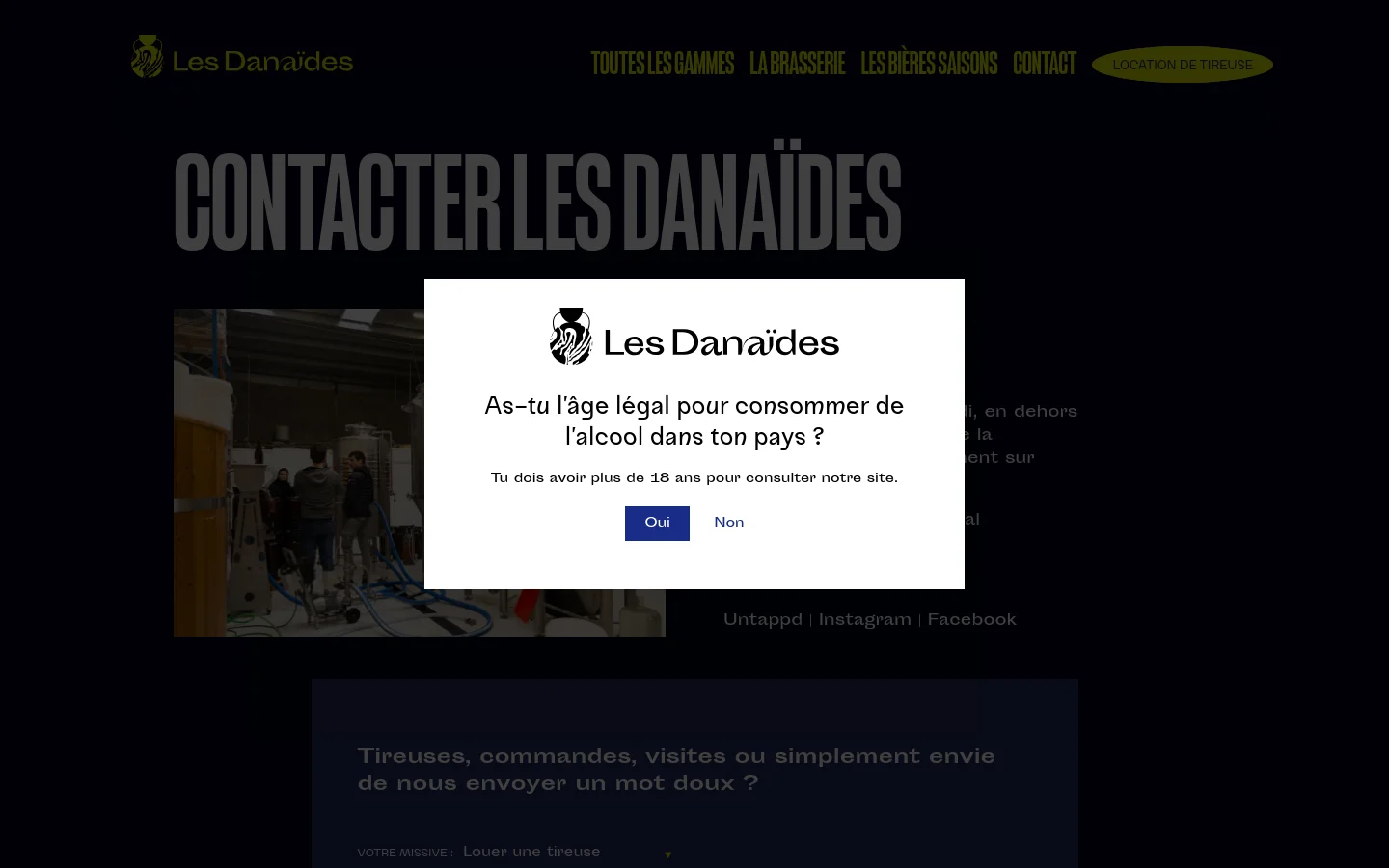 The desktop contact page features a dark theme with a large headline 'CONTACTER LES DANAÏDES' and an age verification modal in the center. Below the modal, an image shows people inside a brewery with large stainless steel tanks, followed by contact information, social media links, and links to various beer ranges. The navigation menu is at the top with a gold 'LOCATION DE TIREUSE' button.
