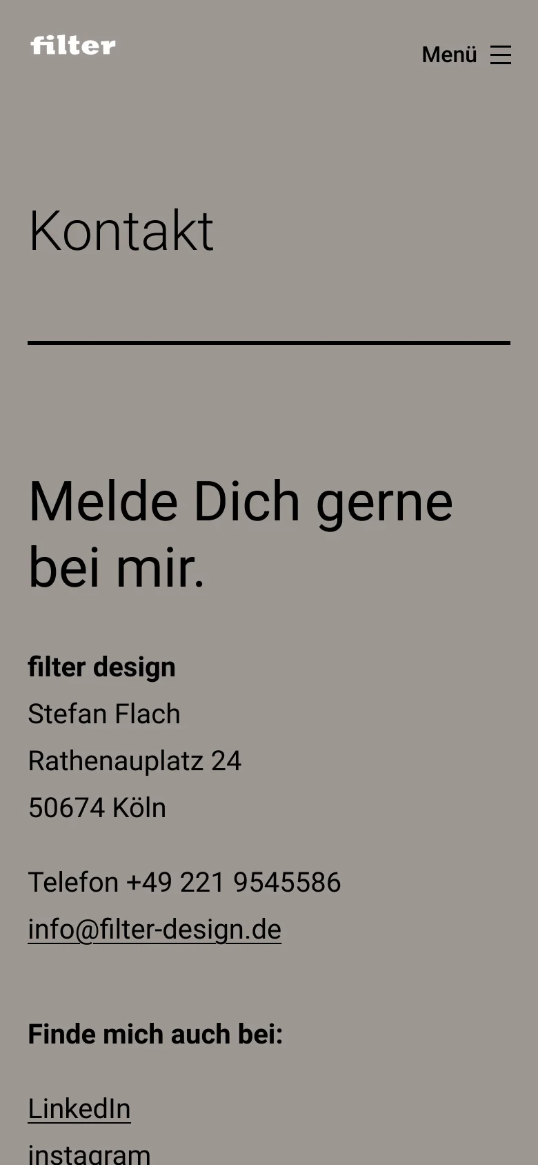 The mobile version uses a simplified layout with a single-column vertical stack on a gray background. The navigation is condensed into a 'Menü' hamburger icon in the top right, and the contact information and social media links are listed sequentially underneath the large 'Kontakt' heading.