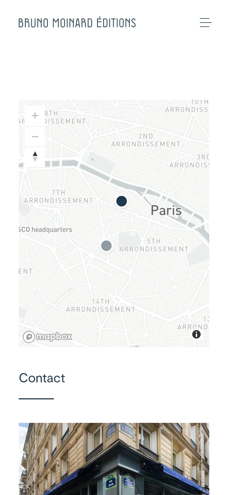 The mobile version uses a single-column vertical layout. The interactive map is positioned at the top, followed by the 'Contact' headline and the two contact sections (Galerie and Studio) stacked vertically. Each section contains a photo, address, and contact links, optimized for vertical scrolling.