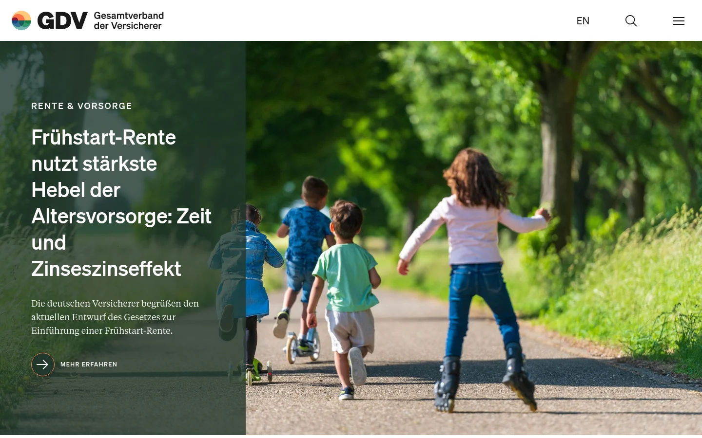 The desktop homepage features a split-screen hero section with a dark green left panel containing a white headline about 'Frühstart-Rente' and a 'Mehr erfahren' call-to-action button. The right side shows a bright, full-width photograph of children playing on roller skates on a tree-lined path. A clean white navigation bar at the top includes the GDV logo, language selector, search icon, and menu icon.