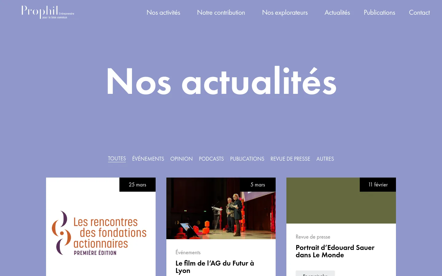 The desktop page features a large lavender hero section with the white headline 'Nos actualités'. Below the headline, a horizontal navigation menu filters news by categories like 'TOUTES' and 'ÉVÉNEMENTS'. A grid of news cards follows, displaying dates, images, and titles on white and colored backgrounds.