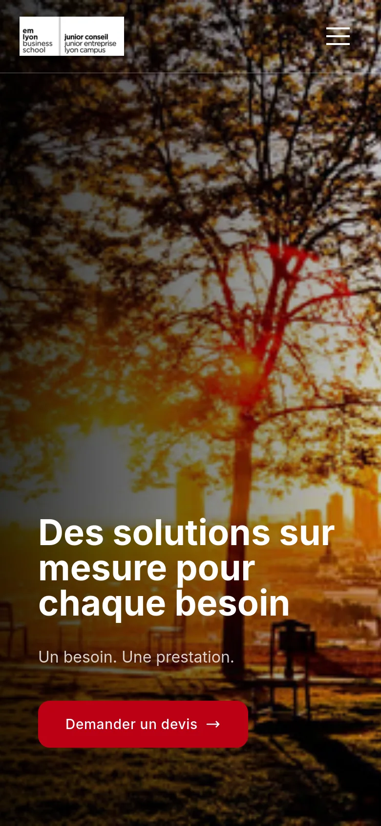 Mobile version of the page showing a vertically oriented hero image of a sunlit park. The headline and red 'Demander un devis' button are centered, and the top navigation is condensed into a white header with a hamburger menu icon and the company logo.