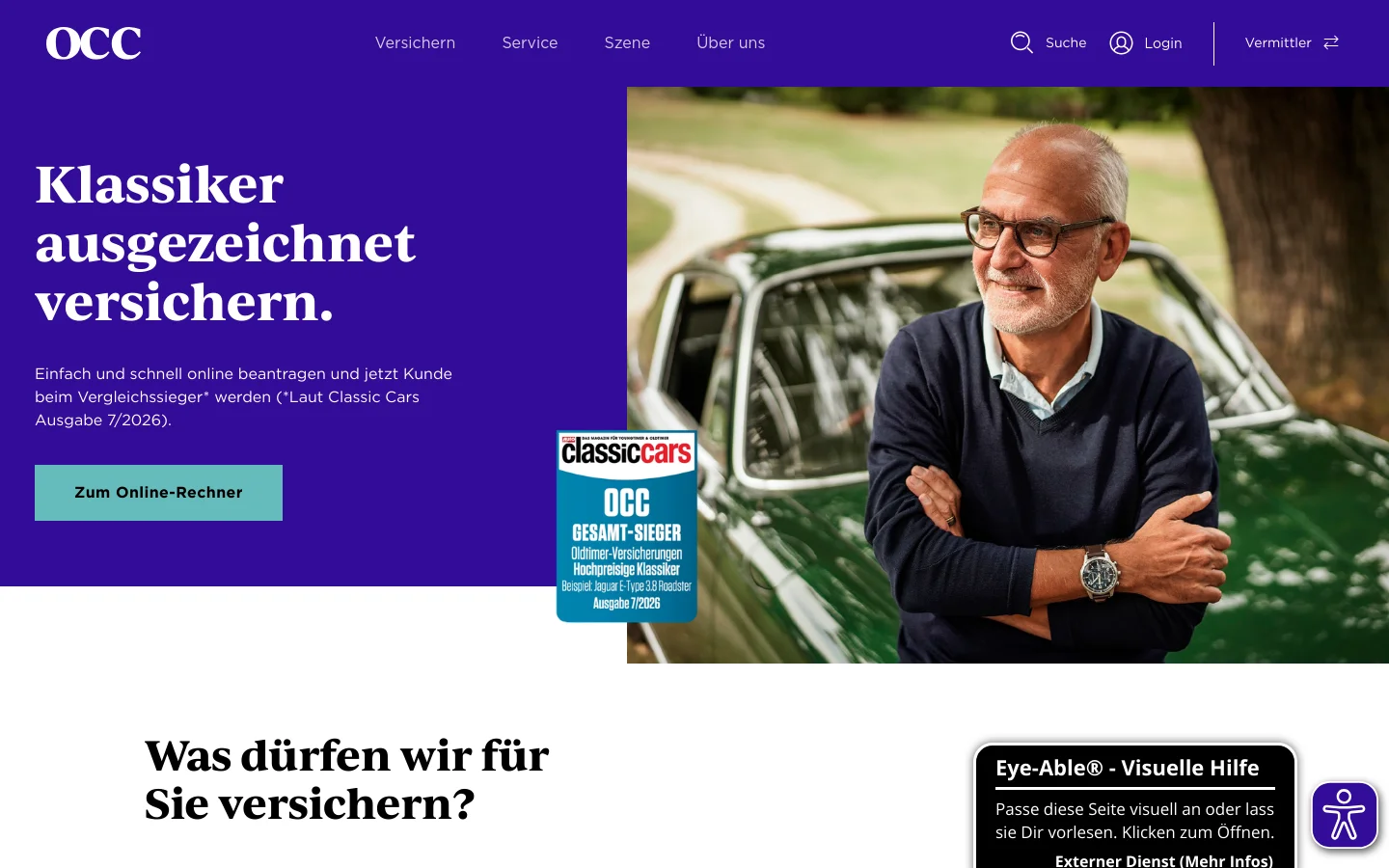 The desktop homepage features a split layout with a deep purple background on the left containing the headline 'Klassiker ausgezeichnet versichern' and a teal 'Zum Online-Rechner' button. On the right, a large photo shows a smiling man with glasses standing in front of a classic green car, overlaid with a 'Classic Cars' award badge. The top navigation bar includes links for insurance, service, scene, and about us, alongside search and login options.