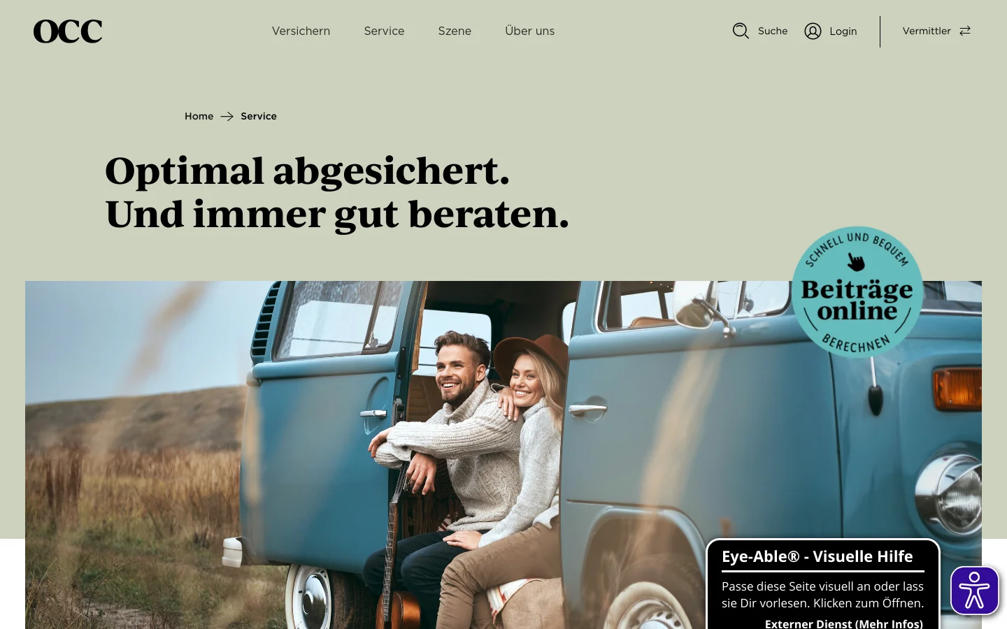 The desktop page features a light sage green background with a large headline reading 'Optimal abgesichert. Und immer gut beraten.' Below the headline is a wide hero image of a smiling couple sitting in the doorway of a vintage blue van in a grassy field. A circular blue badge on the right says 'Beiträge online BERECHNEN' and the navigation menu includes links for Versichern, Service, Szene, and Über uns.