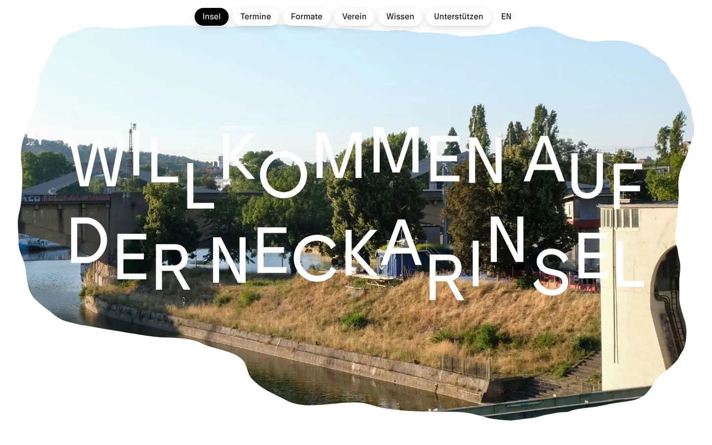 The desktop homepage features a large, organic-shaped hero image of a riverbank with trees and a bridge, overlaid with the large white text 'WILLKOMMEN AUF DER NECKARINSEL'. A horizontal navigation bar with rounded buttons sits at the top, and the page content below includes news about 'CRITICAL NASS' and descriptive text about the Neckarinsel urban space.